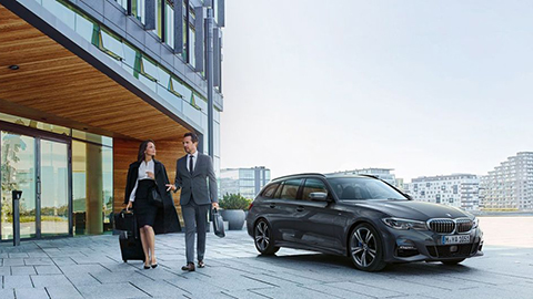 BMW 5er Touring vor Geschäftsgebäude